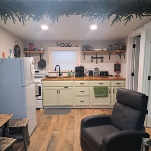 Réfrigérateur, four, plaque de cuisson, cafetière/bouilloire