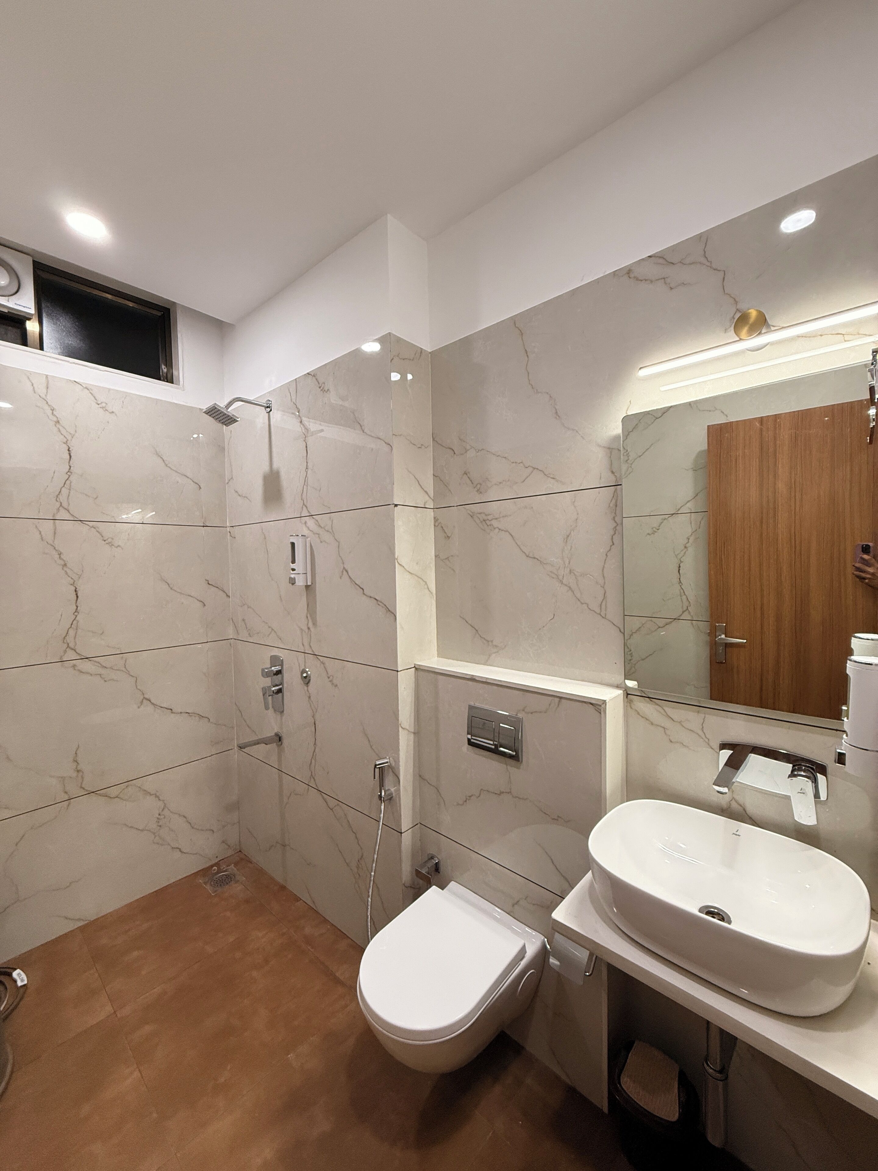 Deluxe-dobbeltværelse | Badeværelse | Kombination af bruser/badekar, gratis toiletartikler, håndklæder, Sæbe