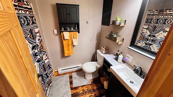 Haartrockner, Handtücher, Seife, Toilettenpapier