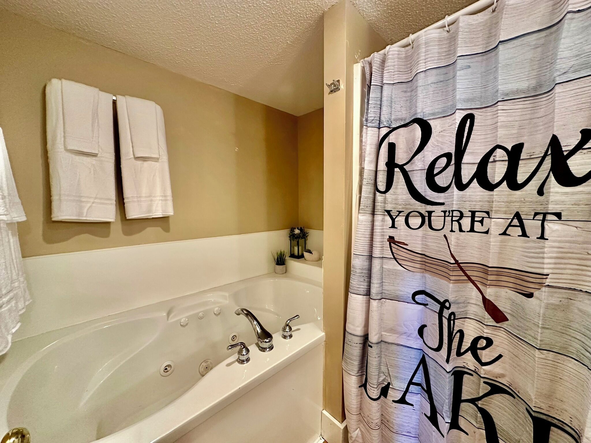 Jetted tub, hair dryer, towels