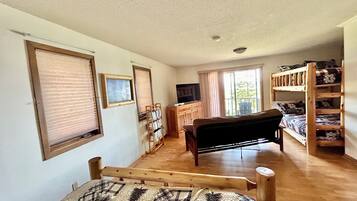 4 bedrooms, travel crib, free WiFi, bed sheets