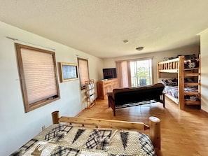 4 bedrooms, travel crib, free WiFi, bed sheets