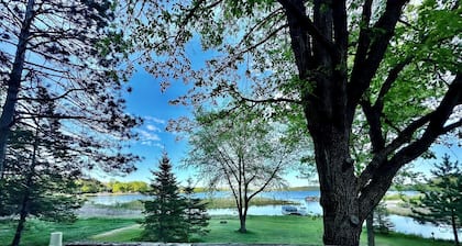 Huge Lakefront 3bd + Loft + 2 Kitchen Cabin on Recreational Bay Lake- Game Room