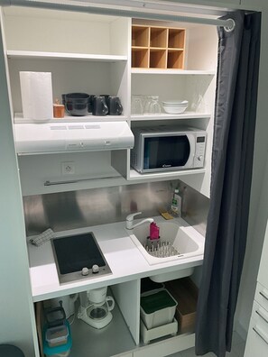 Køleskab, mikrobølgeovn, kogeplade, kaffe-/temaskine