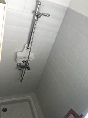 Een haardroger, handdoeken