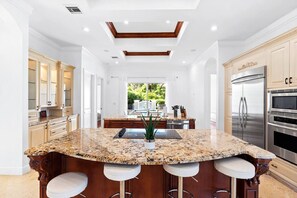 Fridge, microwave, oven, stovetop - Luxurious 5BR/3BA Lakefront Villa near Beach (Hollywood)