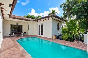 A heated pool - Luxurious 5BR/3BA Lakefront Villa near Beach (Hollywood)