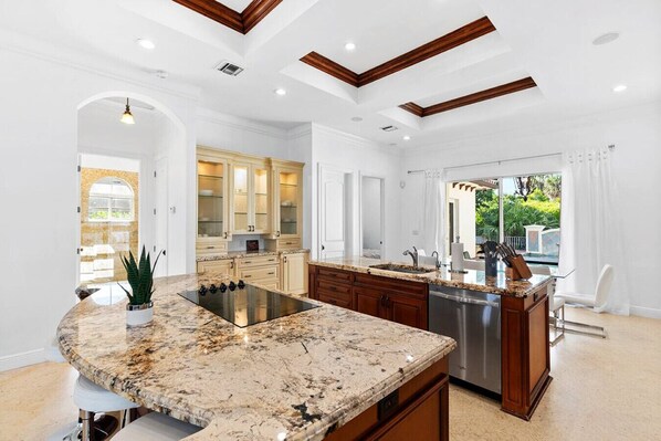 Fridge, microwave, oven, stovetop - Luxurious 5BR/3BA Lakefront Villa near Beach (Hollywood)