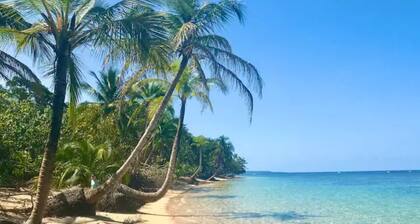 Waterfront 2-bedroom house in delightful Bastimentos Island with WiFi