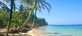 Waterfront 2-bedroom house in delightful Bastimentos Island with WiFi