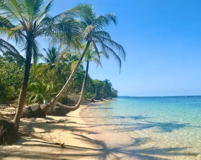 Waterfront 2-bedroom house in delightful Bastimentos Island with WiFi