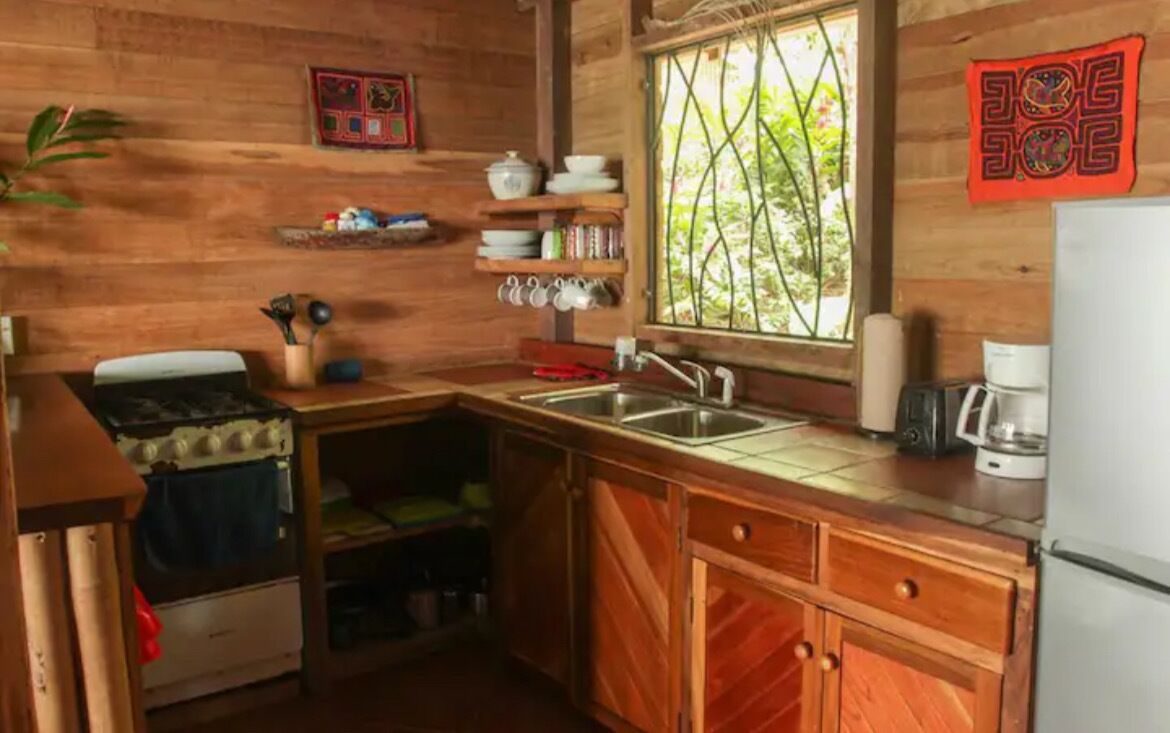 Ovn, kokeplater, kaffetrakter/tekoker og brødrister