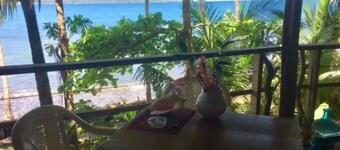 Waterfront 2-bedroom house in delightful Bastimentos Island with WiFi
