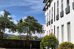 A building with multiple windows and a clear sky. - Hotel Grand Bromo Pacitan (Pacitan)