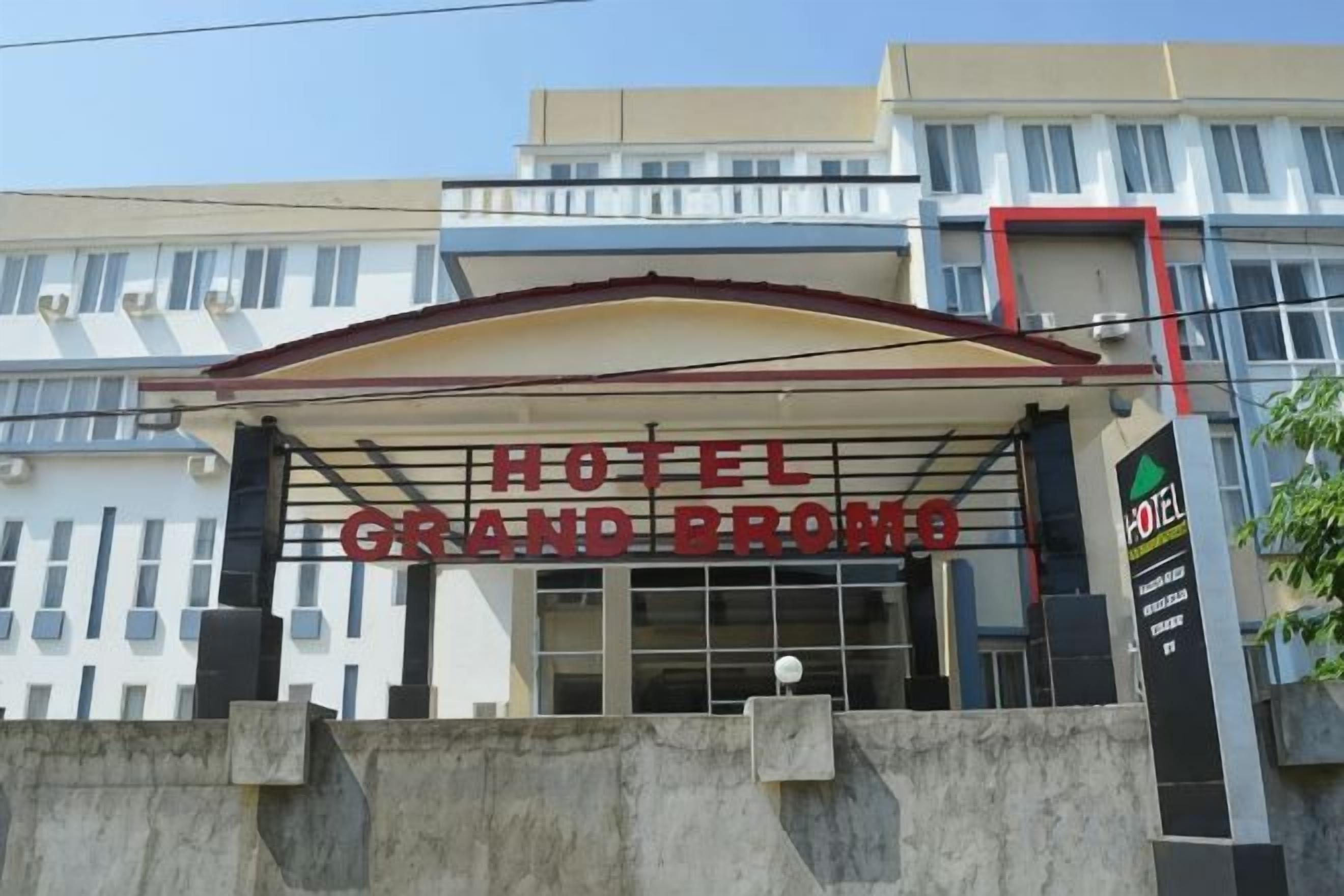 Entrada de un hotel con un letrero que dice 'HOTEL GRAND BROWN'.
