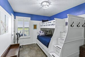 3 bedrooms, desk, iron/ironing board, travel crib