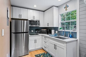 Refrigerador, microondas, horno y parrilla de estufa 