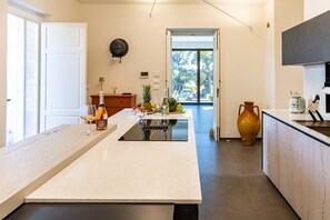 Kylskåp, mikrovågsugn, ugn och spishäll