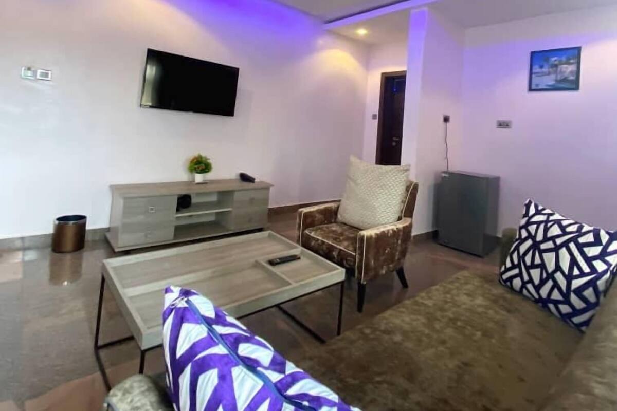 Een moderne woonkamer met een bank, fauteuil en salontafel.