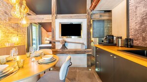 Een moderne keuken met een houten eiland, een stenen muur en een groot raam.