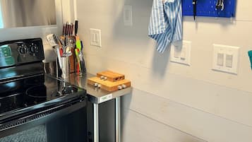 Fridge, oven, stovetop, coffee/tea maker