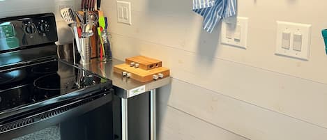 Kylskåp, ugn, spishäll och kaffe- och tebryggare