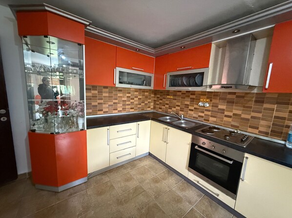 House | Private kitchen | Fridge, microwave, oven, stovetop - Sunset Bliss Retreat (Divjakë)