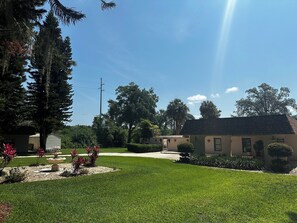 Property grounds - Beautiful Lakefront Home w/ Pool in delightful Altamonte Springs (Altamonte Springs)