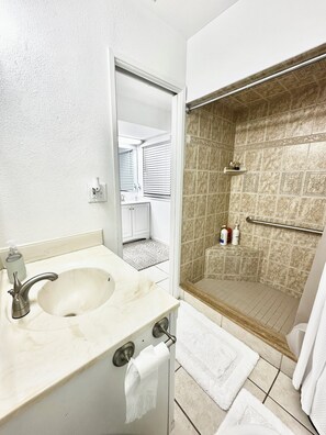 Shower, hair dryer, towels, soap - Beautiful Lakefront Home w/ Pool in delightful Altamonte Springs (Altamonte Springs)