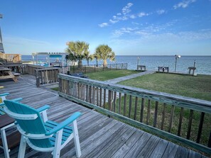 Terrace/patio - Kitty by the Sea! Waterfront + Great Fishing! Charming 2br/2ba pet friendly home (Rockport)