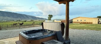 Charming Dog Friendly 2-bedroom house with WiFi, hot tub, and fenced for pets!