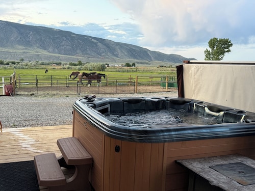 Charming Dog Friendly 2-bedroom house with WiFi, hot tub, and fenced for pets!