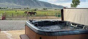 Charming Dog Friendly 2-bedroom house with WiFi, hot tub, and fenced for pets!