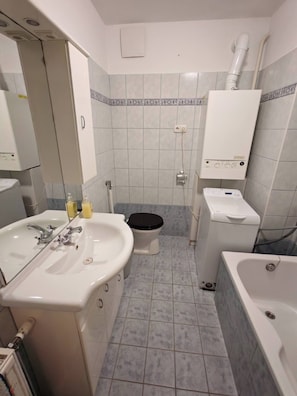 Apartment, 1 Bedroom, Smoking, Balcony | Bathroom