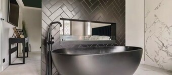 Country Manor in Horsham: Heated Pool and Swim Spa, Games Room, Cinema