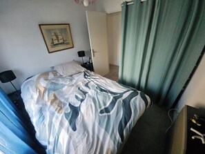 2 soverom, skrivebord og strykejern/-brett