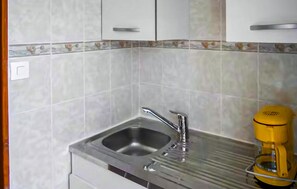 Kühlschrank, Ofen, Herdplatte, Wasserkocher mit Kaffee-/Teezubehör