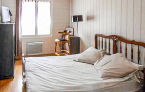 1 bedroom, iron/ironing board, free WiFi, bed sheets