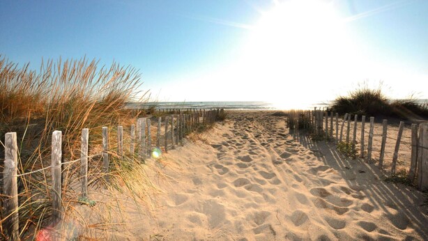 A sandy beach path with wooden fencing on both sides, leading to the ocean. - Awesome home in Saleilles (Saleilles)