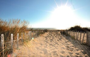 A sandy beach path with wooden fencing on both sides, leading to the ocean. - Awesome home in Saleilles (Saleilles)