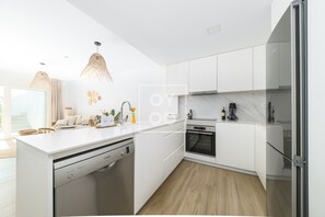 Geladeira, fogão, cooktop, lava-louças