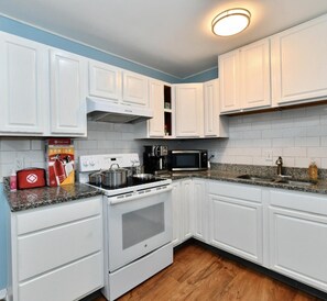 Een koelkast, een microgolfoven, een oven, een kookplaat