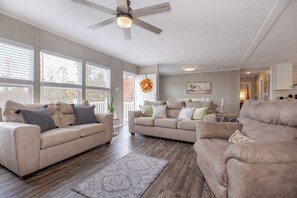 Smart TV - Farmhouse inspired 3-bedroom open concept house with panoramic views! (Purlear)