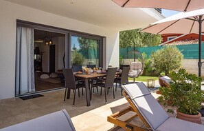 تناول الطعام بالخارج