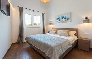 3 slaapkamers, een strijkplank/strijkijzer, reisbedje, gratis wifi