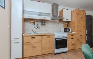 Refrigerador, parrilla de estufa, lavavajillas y cafetera y tetera