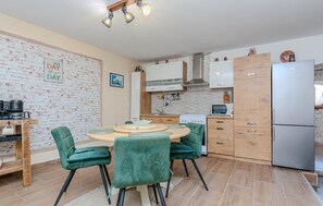 Réfrigérateur, plaque de cuisson, lave-vaisselle, cafetière/bouilloire