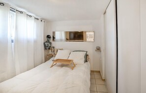 1 bedroom, free WiFi, bed sheets