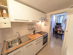 Fridge, microwave, oven, stovetop - Libeccio: Modern central apartment, 15-min walk to the beach (Avola)