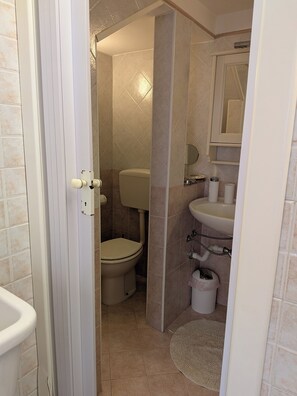 Douche, sèche-cheveux, bidet, serviettes fournies